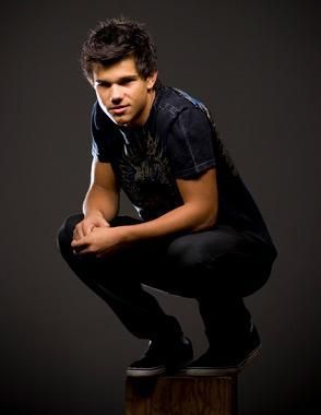 111224taylor-lautner-jacob-black1.jpg